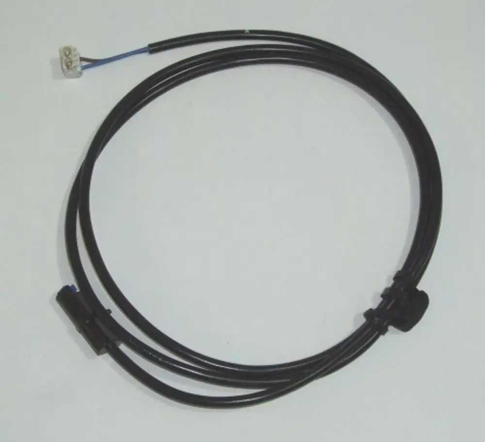 Daikin Kabel mit mehreren Drähten und einem Stecker, geeignet für elektrische Verbindungen. Kabel sicher gebündelt, auf hellem Hintergrund abgebildet.